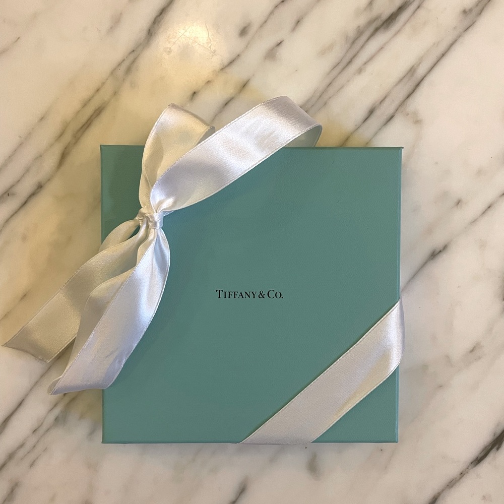 TIFFANY & CO. BOX AND WHITE BOW
